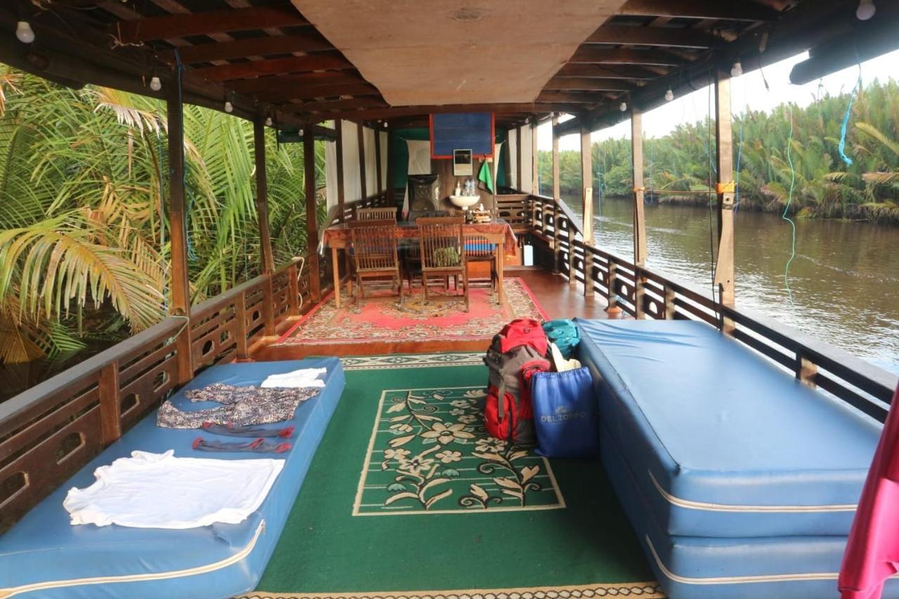 Orangutan Kelotok Houseboat For 6 Person Hotel Pangkalan Bun Exterior photo
